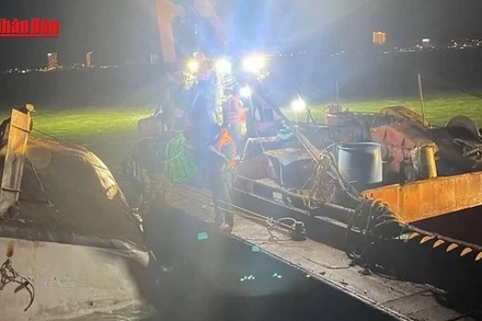 [Video] Khẩn trương tìm kiếm 6 nạn nhân còn mất tích sau vụ lật tàu ở Vịnh Hạ Long