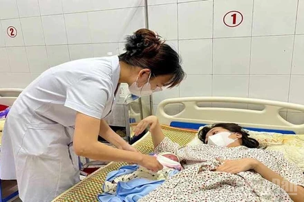 Các bác sĩ Bệnh viện đa khoa Kiến Xương thăm khám sức khỏe cho mẹ con sản phụ.