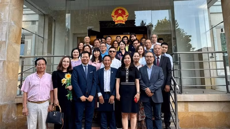 Thứ trưởng Lê Thị Thu Hằng gặp gỡ các tổ chức người Việt tại Ba Lan. (Ảnh: Ủy ban Nhà nước về người Việt Nam ở nước ngoài)