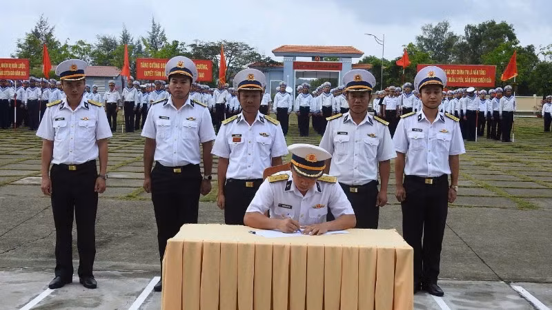 Ký kết đợt thi đua trong huấn luyện chiến sĩ mới năm 2026. (Ảnh do Vùng 5 Hải quân cung cấp)