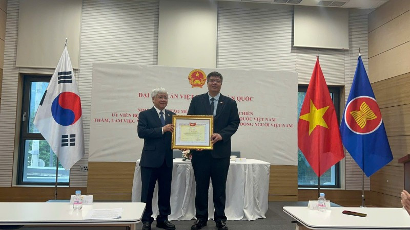 Chủ tịch Ủy ban Trung ương Mặt trận Tổ quốc Việt Nam Đỗ Văn Chiến trao Bằng khen tặng Tiến sĩ Trần Hải Linh, Chủ tịch Hiệp hội Doanh nhân và Đầu tư Việt Nam-Hàn Quốc. (Ảnh: VKBIA) chien2-8830.jpg