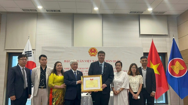 Chủ tịch Ủy ban Trung ương Mặt trận Tổ quốc Việt Nam Đỗ Văn Chiến trao Bằng khen tặng tập thể Hiệp hội Doanh nhân và Đầu tư Việt Nam-Hàn Quốc. (Ảnh: VKBIA)
