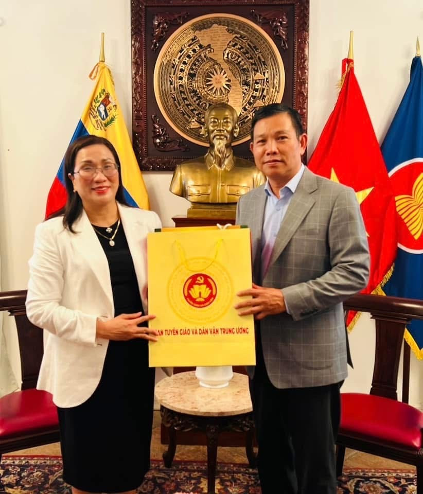 Phó Trưởng Ban Tuyên giáo và Dân vận Trung ương Đinh Thị Mai trao quà tặng cán bộ, nhân viên Đại sứ quán Việt Nam tại Venezuela. (Ảnh: Đại sứ quán Việt Nam tại Venezuela) tg5.jpg