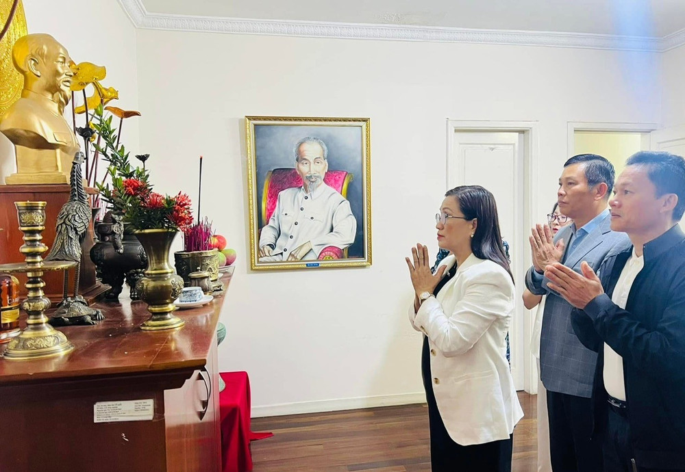 Đoàn dâng hương, tưởng niệm Chủ tịch Hồ Chí Minh, các Anh hùng Liệt sĩ nhân kỷ niệm ngày 27/7 tại trụ sở Đại sứ quán. (Ảnh: Đại sứ quán Việt Nam tại Venezuela) tg3.jpg