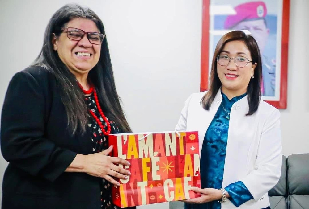 Phó Trưởng Ban Tuyên giáo và Dân vận Trung ương Đinh Thị Mai Thứ trưởng Ngoại giao Venezuela Tatiana Pugh. (Ảnh: Đại sứ quán Việt Nam tại Venezuela) tg8.jpg