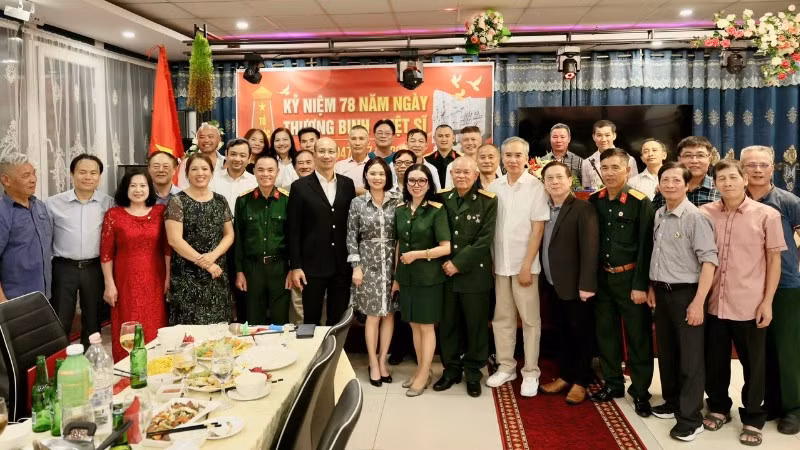 Các đại biểu tham dự buổi lễ chụp ảnh kỷ niệm. (Ảnh: Đại sứ quán Việt Nam tại Hungary)