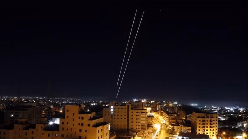 Một cuộc tấn công tên lửa của Iran nhằm vào Israel, ngày 18/6/2025. (Ảnh: TÂN HOA XÃ)