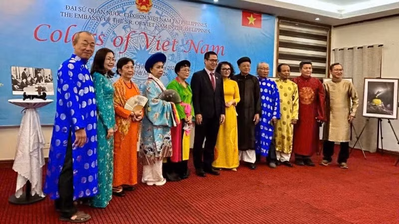 Áo dài di sản của ba miền bắc, trung, nam được giới thiệu tại chương trình "Sắc màu Việt Nam".