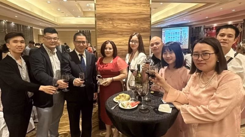 Anh Nguyễn Phạm Hoàng Nguyên (ngoài cùng bên trái) tại sự kiện đón Năm mới do Đại sứ quán Việt Nam tại Philippines tổ chức.