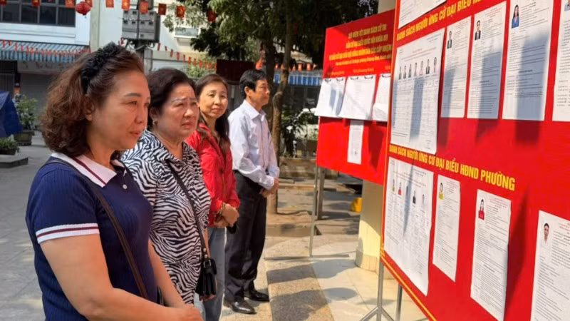 Các cử tri khu vực bỏ phiếu số 10 phường Khương Đình. 