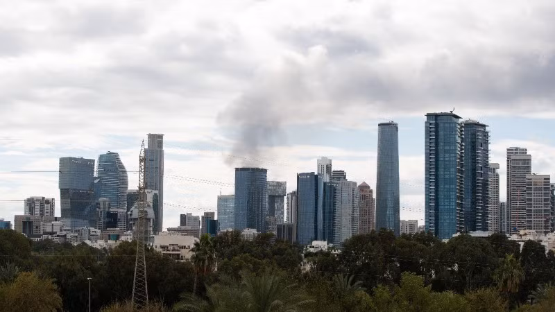 Khói bốc lên tại thành phố Tel Aviv, Israel, sau các vụ phóng tên lửa đáp trả của Iran hướng tới lãnh thổ Israel, ngày 28/2/2026. (Ảnh: THX/TTXVN)