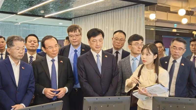 Đoàn công tác tham quan Khu không gian Công nghệ cao AI và Robot tại Thung lũng Công nghệ cao Pangyo. (Ảnh: Hiệp hội Doanh nhân và Đầu tư Việt Nam-Hàn Quốc)