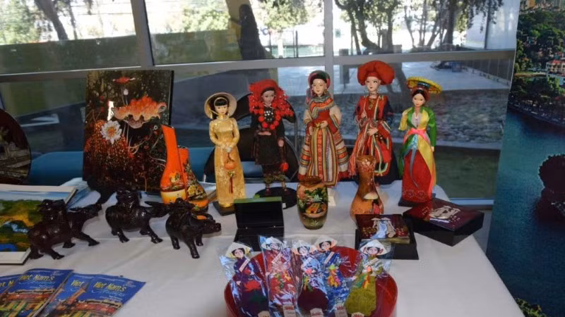 Các sản phẩm thủ công đặc trưng của Việt Nam được trưng bày tại Hội chợ. (Ảnh: Đại sứ quán Việt Nam tại Chile)