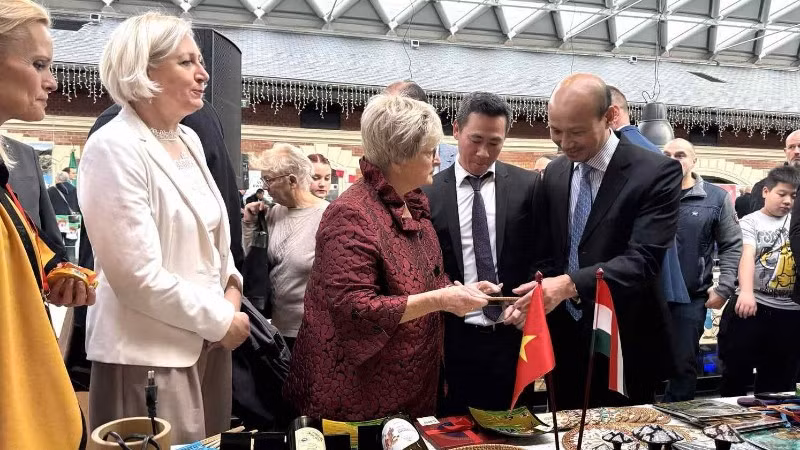 Đại sứ Việt Nam tại Hungary Bùi Lê Thái giới thiệu với quan khách những sản phẩm của Việt Nam được trưng bày tại Hội chợ. (Ảnh: Đại sứ quán Việt Nam tại Hungary)