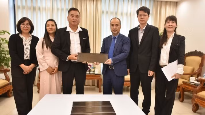 Chủ nhiệm Ủy ban Nhà nước về người Việt Nam ở nước ngoài Nguyễn Trung Kiên đã trân trọng trao Biển đồng cho ông Đỗ Văn Dự, đại diện cộng đồng người Việt Nam tại Vanuatu.