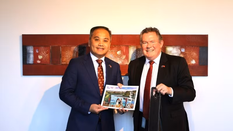 Đại sứ Phan Minh Giang và Thị trưởng thành phố Palmerston North (New Zealand) Grant Smith. (Ảnh: Đại sứ quán Việt Nam tại New Zealand)