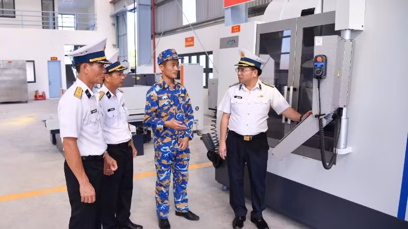 Chuẩn Đô đốc Trịnh Xuân Tùng kiểm tra công tác bảo đảm kỹ thuật tại trạm sửa chữa thuộc Lữ đoàn 175. (Ảnh do Vùng 5 Hải quân cung cấp)