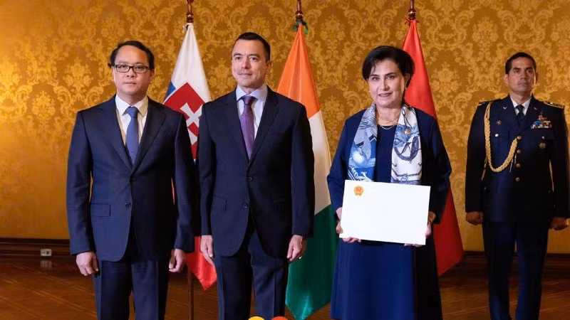 Đại sứ Nguyễn Việt Cường trình Thư ủy nhiệm của Chủ tịch nước Lương Cường lên Tổng thống Cộng hòa Ecuador Daniel Noboa. (Ảnh: Đại sứ quán Việt Nam tại Chile)