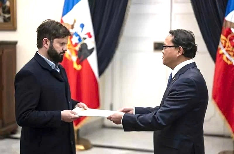 Đại sứ Nguyễn Việt Cường trình Quốc thư lên Tổng thống Cộng hòa Chile Gabriel Boric Font. (Ảnh: Đại sứ quán Việt Nam tại Chile)