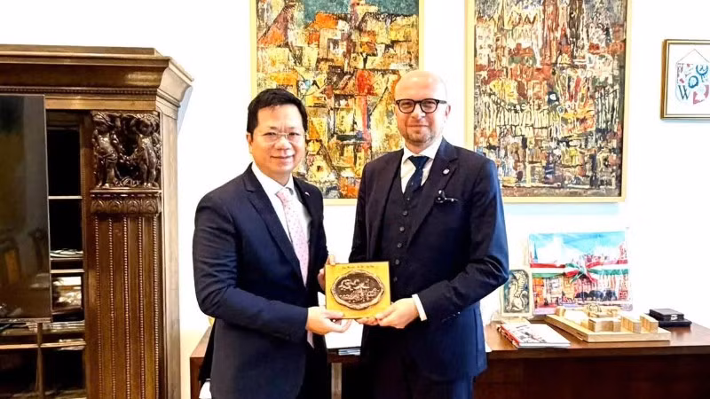 Đại sứ Hà Hoàng Hải và Phó Chủ tịch thành phố Wrocław Jakub Mazur. (Ảnh: Đại sứ quán Việt Nam tại Ba Lan)