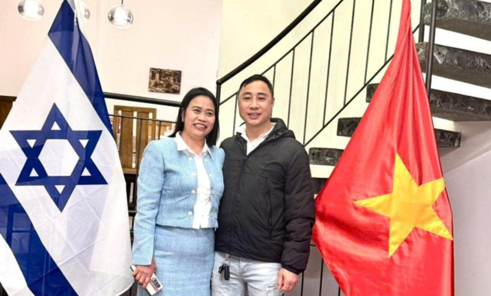 Chủ tịch Hội người Việt Nam tại Israel Trương Thị Hồng và anh Nguyễn Văn Long. (Ảnh do nhân vật cung cấp) z6739056113536-5f42d8d5e2ccc0b1a03a6d1801ec38df.jpg