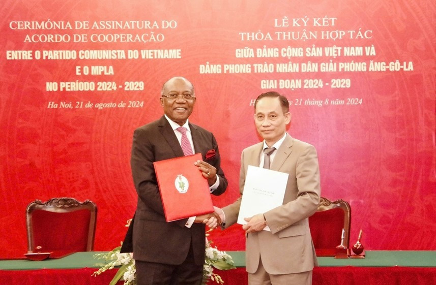 Trong khuôn khổ chuyến thăm và làm việc tại Việt Nam, ngày 21/8/2024, đồng chí Manuel Domingos Augusto, Bí thư Trung ương Đảng phụ trách đối ngoại Đảng Phong trào Nhân dân Giải phóng Angola (MPLA) và đồng chí Lê Hoài Trung, Bí thư Trung ương Đảng, Trưởng Ban Đối ngoại Trung ương đã ký kết Thỏa thuận hợp tác giữa Đảng Cộng sản Việt Nam và Đảng MPLA giai đoạn 2024-2029. (Ảnh: THÙY LINH) lht2.jpg