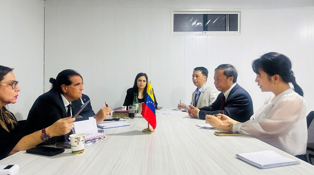Bộ trưởng Bộ Công nghiệp và Sản xuất Quốc gia Venezuela Alex Saab làm việc với Đoàn công tác. (Ảnh: Đại sứ quán Việt Nam tại Venezuela) bo-truong-bo-cong-nghiep-va-san-xuat-quoc-gia-alex-saab-lam-viec-voi-doan-1.jpg