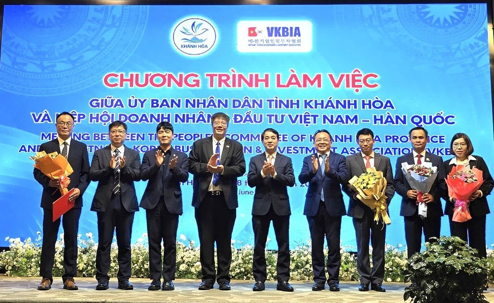 Lãnh đạo tỉnh Khánh Hòa và lãnh đạo Hiệp hội Doanh nhân và Đầu tư Việt Nam-Hàn Quốc tặng hoa cho các đơn vị ký kết hợp tác. (Ảnh: Nguồn VKBIA) hl3.jpg