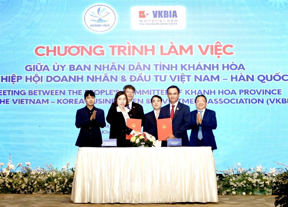 Ký kết hợp tác phát triển thương mại Việt-Hàn giữa các thành viên của Hiệp hội Doanh nhân và Đầu tư Việt Nam-Hàn Quốc với Hội Doanh nhân trẻ tỉnh Khánh Hòa. (Ảnh: VKBIA) hl1.jpg