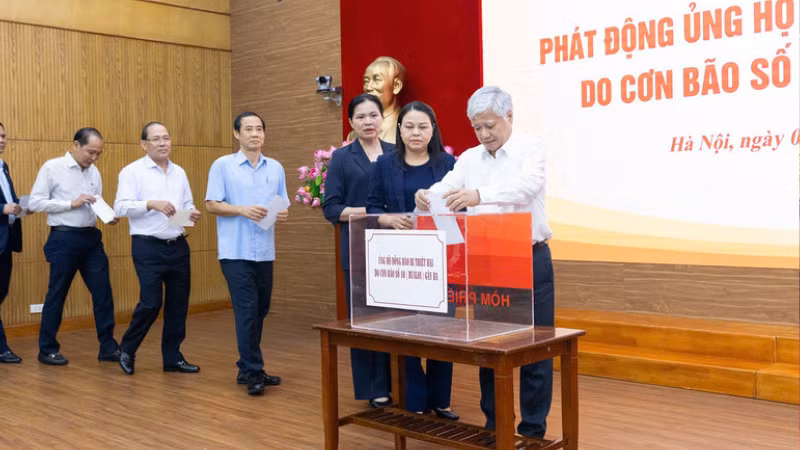 Đồng chí Đỗ Văn Chiến và các đồng chí lãnh đạo Ủy ban Trung ương Mặt trận Tổ quốc Việt Nam, trực tiếp ủng hộ tại buổi lễ. (Ảnh: Linh Phan)