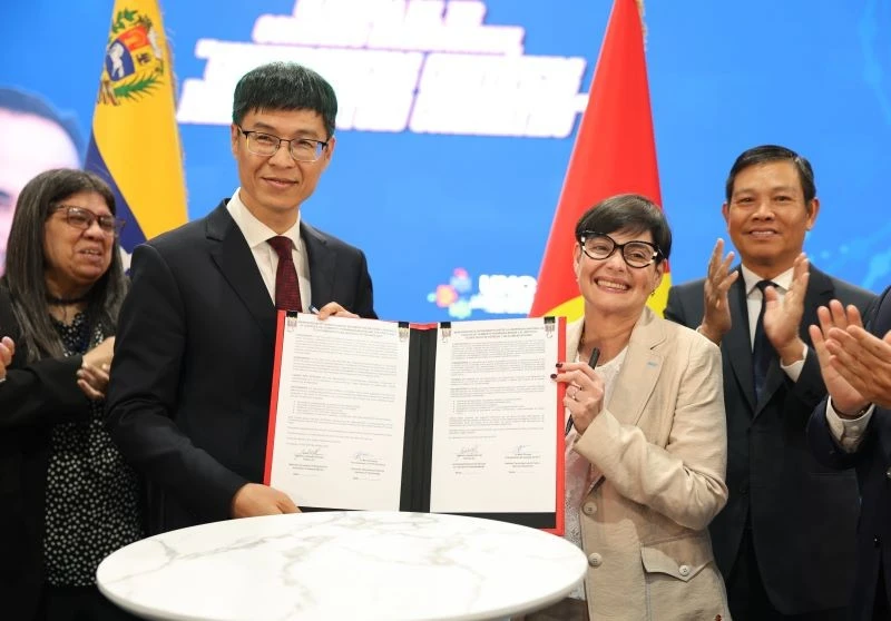 Giáo sư, Tiến sĩ Từ Minh Phương, Chủ tịch Hội đồng Học viện Công nghệ Bưu chính Viễn thông và bà Gabriela Jiménez Ramírez, Phó Tổng thống kiêm Bộ trưởng Khoa học và Công nghệ, Hiệu trưởng Đại học Khoa học quốc gia Venezuela ký Bản ghi nhớ hợp tác. (Ảnh: Đại sứ quán Việt Nam tại Venezuela)