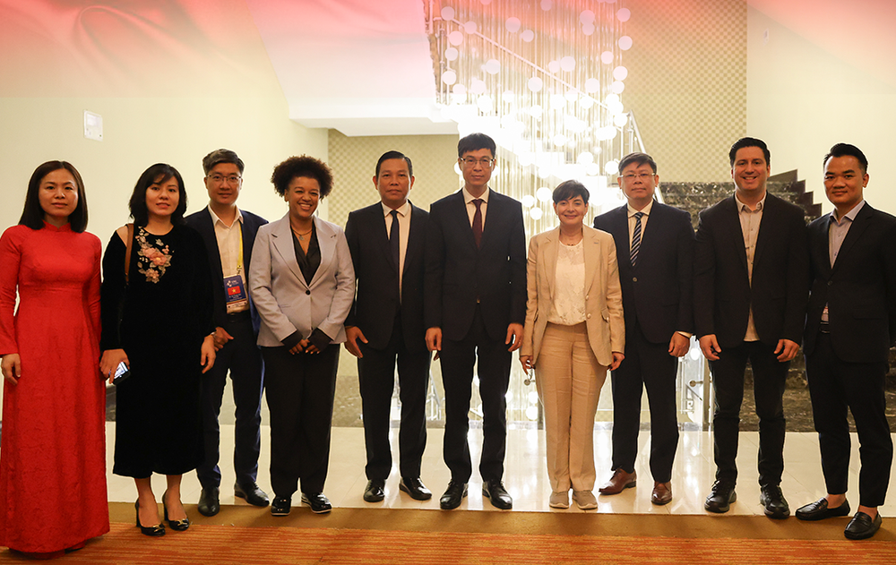 Bà Gabriela Jiménez Ramírez, Phó Tổng thống kiêm Bộ trưởng Khoa học và Công nghệ (thứ 4 từ trái sang) chụp ảnh kỷ niệm cùng Đoàn công tác. (Ảnh: Đại sứ quán Việt Nam tại Venezuela) pho-tong-thong-bo-truong-khcn-gabriela-jimenez-thu-tu-tu-phai-sang-cung-doan-dai-bieu-bo-khcn.png