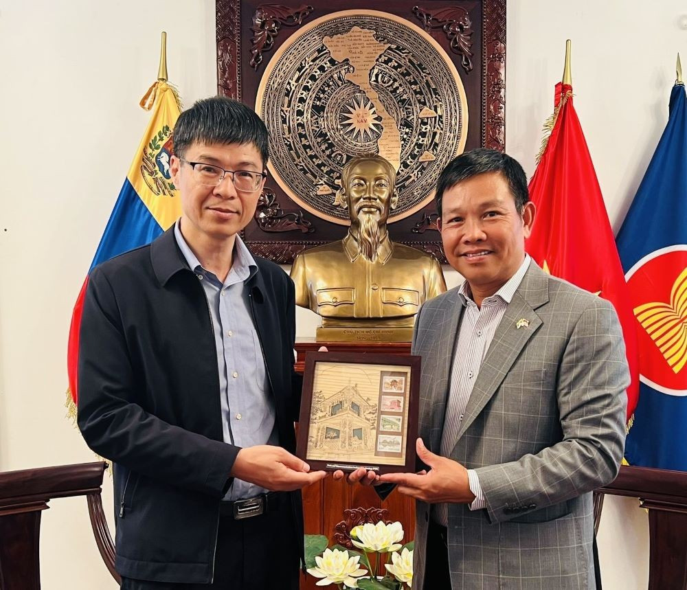 Giáo sư, Tiến sĩ Từ Minh Phương, Chủ tịch Hội đồng Học viện Công nghệ Bưu chính Viễn thông tặng quà kỷ niệm Đại sứ Việt Nam tại Venezuela Vũ Trung Mỹ. (Ảnh: Đại sứ quán Việt Nam tại Venezuela) 99a50bd0-5e64-4a48-a925-e11b0a2074cb.jpg