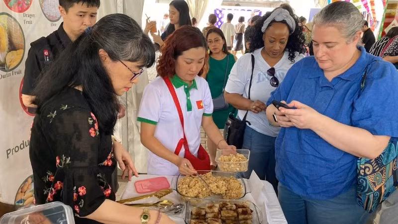 Khu trưng bày của Đại sứ quán Việt Nam tại Hội chợ ASEAN+3 thu hút sự quan tâm của đông đảo khách tham quan. (Ảnh do Đại sứ quán Việt Nam tại Nigeria cung cấp)