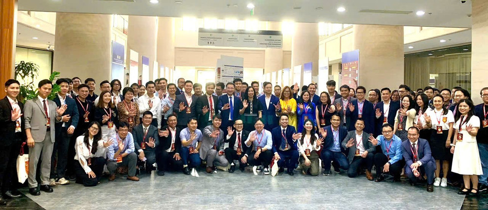 Các đại biểu tham dự buổi gặp chụp ảnh kỷ niệm. (Ảnh: Ủy ban Nhà nước về người Việt Nam ở nước ngoài) hang2.jpg