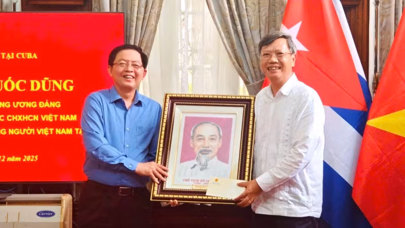 Phó Thủ tướng Hồ Quốc Dũng trao bức ảnh Bác Hồ tặng Đại sứ Lê Quang Long và cán bộ Đại sứ quán. (Ảnh: Đại sứ quán Việt Nam tại Cuba)