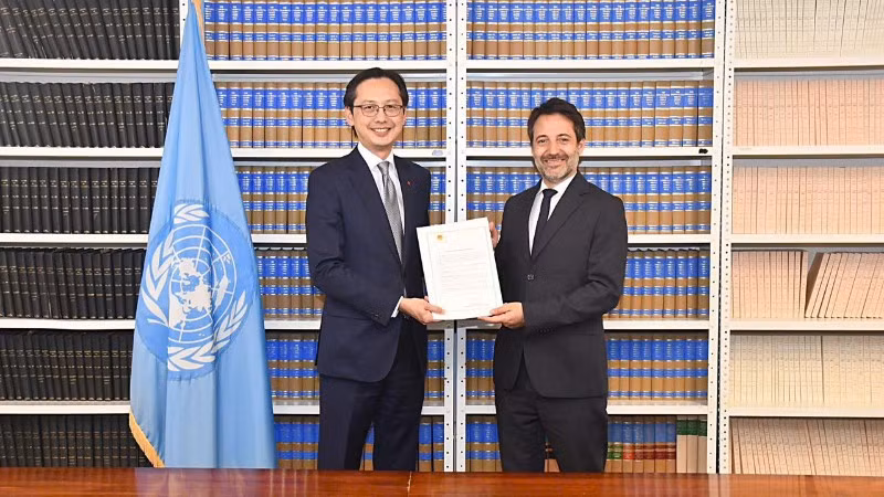 Đại sứ Đỗ Hùng Việt, Trưởng Phái đoàn thường trực Việt Nam tại Liên hợp quốc nộp lưu chiểu Văn kiện phê chuẩn Công ước Hà Nội về chống tội phạm mạng tại Văn phòng Pháp lý Liên hợp quốc (OLA).
