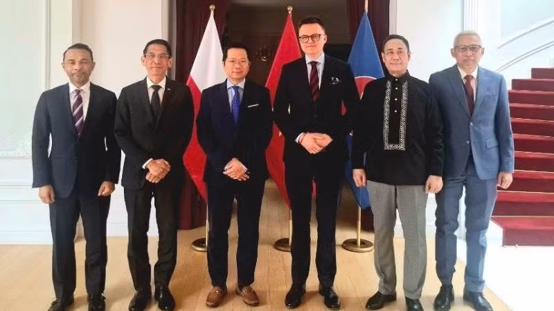 Đại sứ Hà Hoàng Hải (thứ 3 từ trái sang) và các Đại sứ, đại diện Đại sứ quán các nước ASEAN tại buổi làm việc với Phó Chủ tịch Hạ viện Ba Lan Szymon Hołownia.