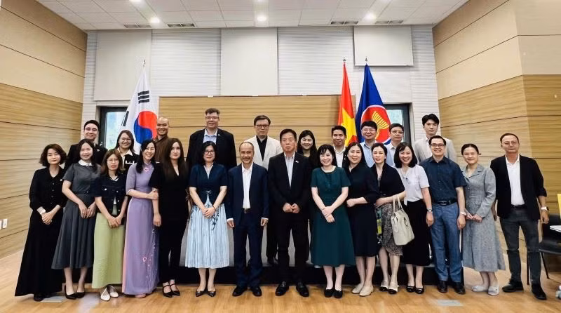 Đoàn chụp ảnh lưu niệm với Đại sứ, Tổng lãnh sự và các hội đoàn người Việt tại Hàn Quốc. (Ảnh: Ủy ban Nhà nước về người Việt Nam tại nước ngoài)