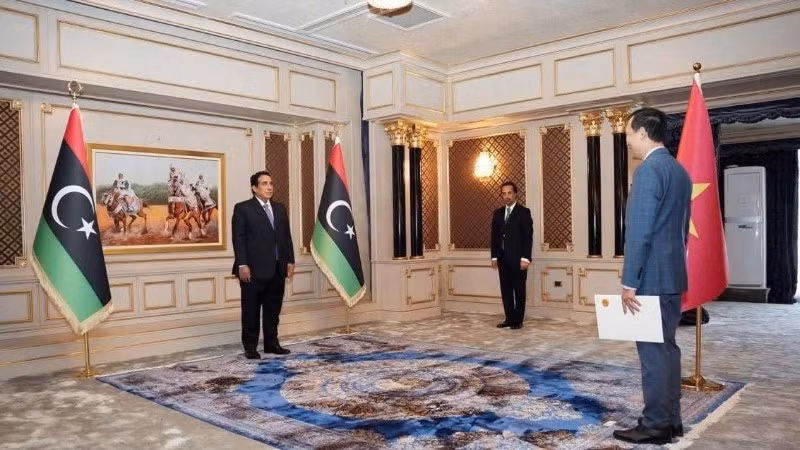 Đại sứ Nguyễn Nam Dương trình Thư ủy nhiệm của Chủ tịch nước Lương Cường lên Chủ tịch Hội đồng Tổng thống Libya, ông Mohamed al-Menfi. (Ảnh: Đại sứ Việt Nam tại Ai Cập)