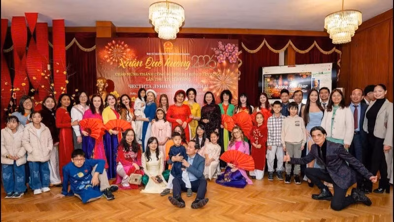 Các đại biểu tham dự chương trình chụp ảnh kỷ niệm. (Ảnh do Đại sứ quán Việt Nam tại Bulgaria cung cấp)