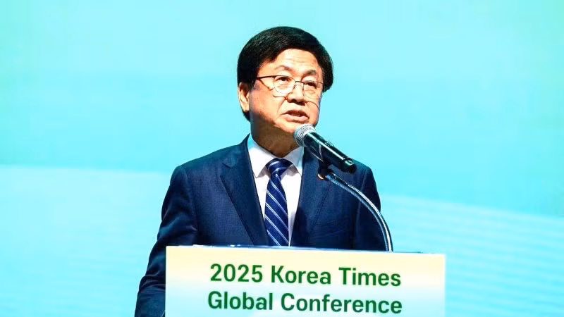 Phó Thủ tướng kiêm Bộ trưởng Giáo dục và Xã hội Hàn Quốc Choi Kyo Jin phát biểu chào mừng hội nghị. (Ảnh: The Korea Times)