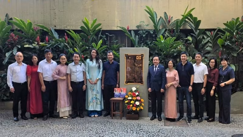 Cán bộ Đại sứ quán và Đoàn công tác của Đài Truyền hình Việt Nam dâng hoa và chụp ảnh kỷ niệm tại Biển kỷ niệm tôn vinh Chủ tịch Hồ Chí Minh, thành phố Santa Teresa thuộc bang Rio de Janeiro. (Ảnh do Đại sứ quán Việt Nam tại Brazil cung cấp)