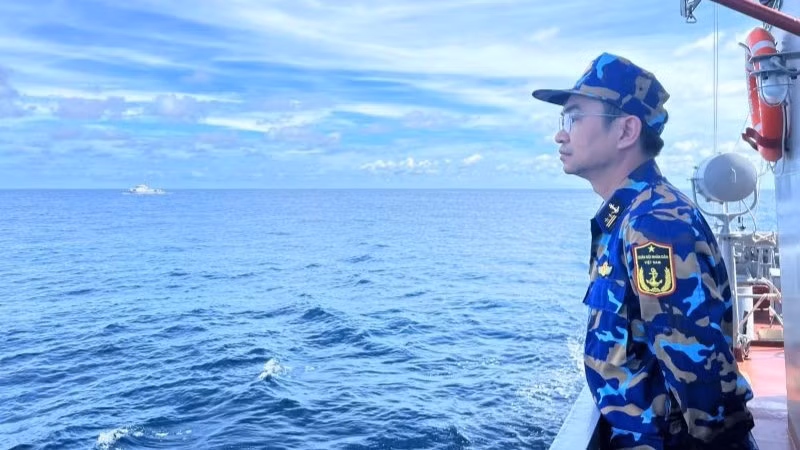 Trung tá Khúc Văn Hậu, Phó Lữ đoàn trưởng, Tham mưu trưởng Lữ đoàn 127 chỉ huy Tàu 251 thực hiện nhiệm vụ tuần tra chung với Tàu 1141. (Ảnh do Vùng 5 Hải quân cung cấp)