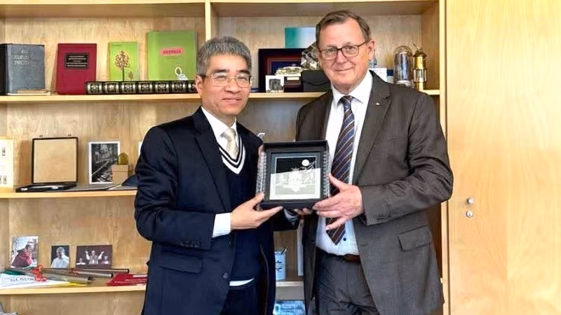 Đại sứ Nguyễn Đắc Thành và Phó Chủ tịch Quốc hội Liên bang Đức Bodo Ramelow. (Ảnh: Đại sứ quán Việt Nam tại Liên bang Đức cung cấp)