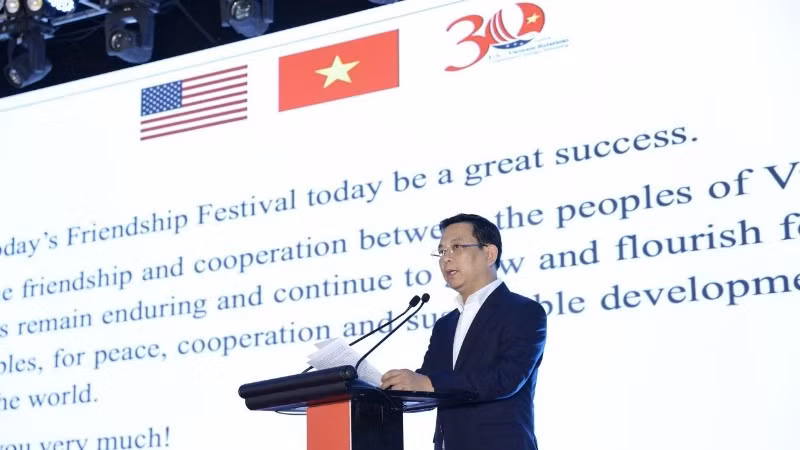 Phó Chủ tịch Liên hiệp các tổ chức hữu nghị Việt Nam Đồng Huy Cương phát biểu khai mạc chương trình giao lưu. (Ảnh: ĐINH HÒA)
