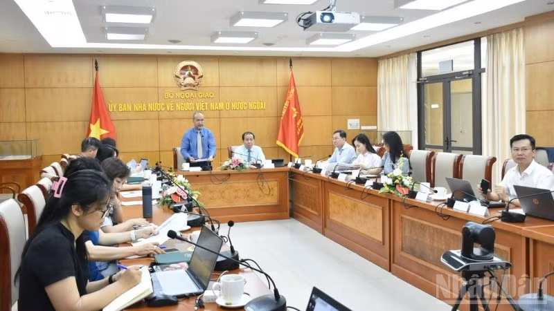 Toàn cảnh sự kiện diễn ra tại đầu cầu Hà Nội. (Ảnh: KHÁNH LAN)