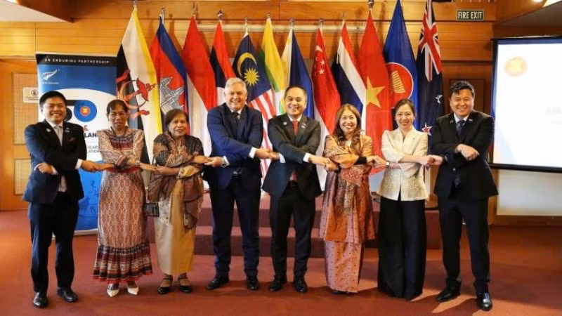 Thứ trưởng Ngoại giao Grahame Morton, Đại diện Chính phủ New Zealand, chụp ảnh lưu niệm với Ủy ban ASEAN tại Wellington. (Ảnh: Đại sứ quán Việt Nam tại New Zealand)