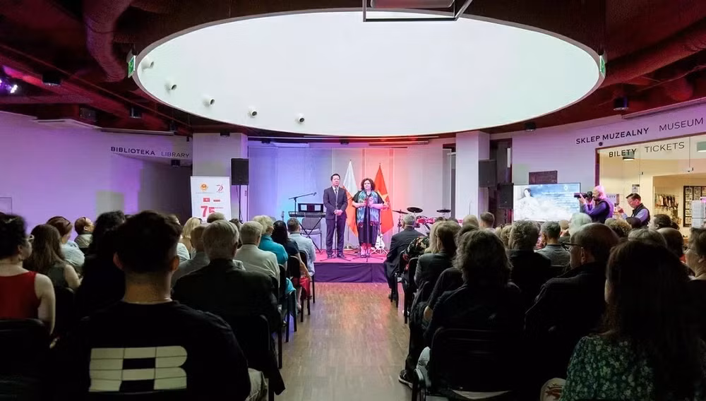 Hơn 200 khách mời tham dự Lễ khai mạc triển lãm. (Ảnh: Đại sứ quán Việt Nam tại Ba Lan)