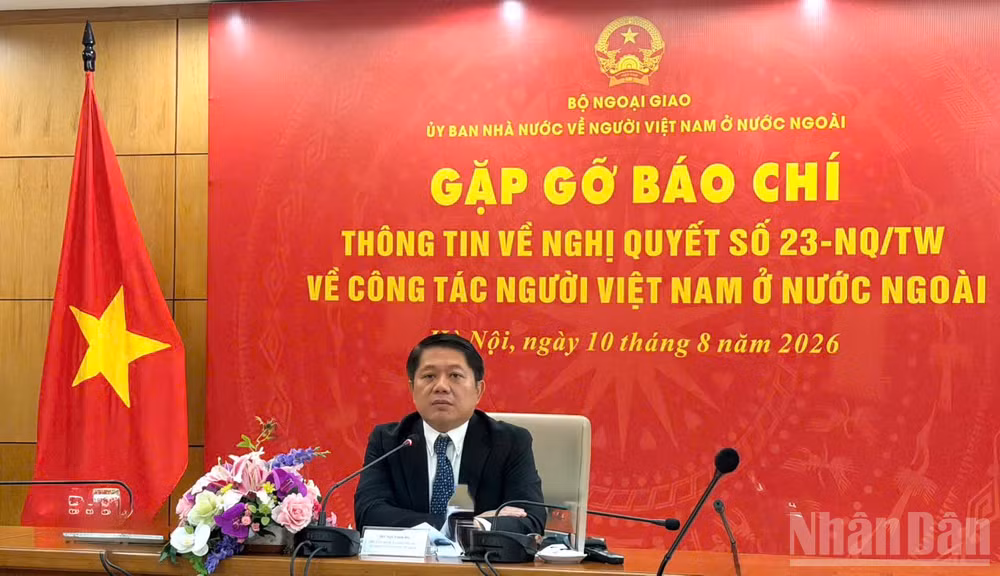 Phó Chủ nhiệm Ủy ban Nhà nước về người Việt Nam ở nước ngoài Ngô Trịnh Hà chủ trì buổi gặp mặt báo chí. 